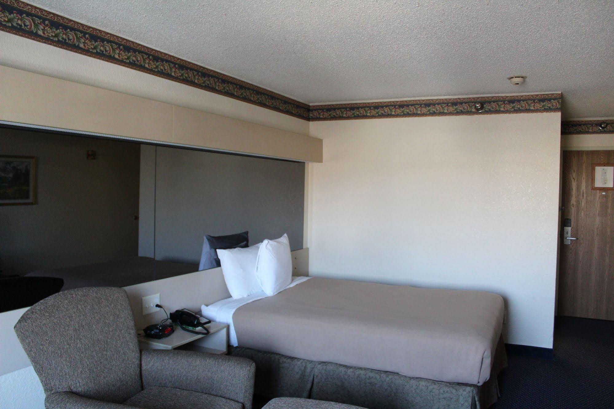 Travelodge By Wyndham Fort Scott Buitenkant foto
